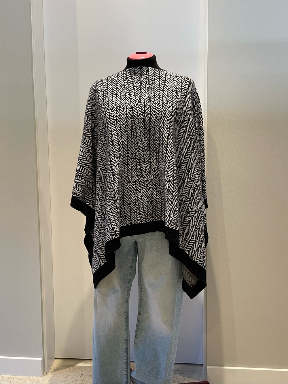 Lululemon- Black & White Patterned Women's Meditation Sweater